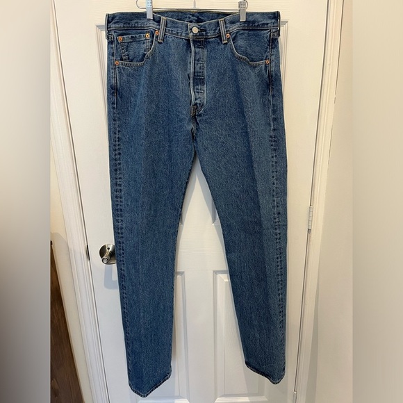 Levi’s Men 501 Medium Wash Denim Jeans Straight Leg 38x34 Vintage 90 Button‎ Fly - Picture 2 of 6